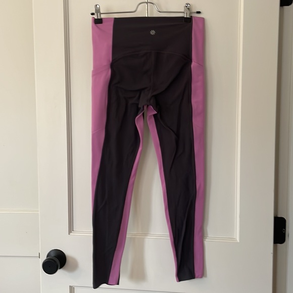 Athleta Salutation Stash 7/8 Tight, Gray and Pink - Picture 3 of 4